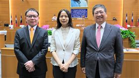 民團將推動連署罷免  楊文科：盡力持續溝通新竹縣反生命園區自救會組織跨黨、跨派、跨議題的「罷楊聯盟」，連署推動罷免新竹縣長楊文科（右）。楊文科24日在議會回應相關議題時表示，做任何公共政策一定依法而做且考量大眾利益，所有反對聲音他都會盡最大力量持續溝通。中為民進黨新竹縣議員蔡蕥鍹。（新竹縣政府提供）中央社記者郭宣(文三)傳真  112年5月24日