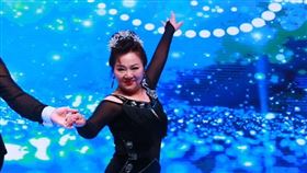 白冰冰（右）在節目中挑戰跳國標舞。（圖／中視提供）