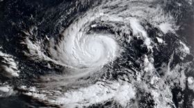 強颱瑪娃對台影響仍得觀察。（圖／翻攝自鄭明典臉書）