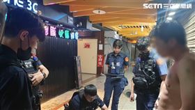 台北市張男三度前往西門町獅子林大樓鬧事。（圖／翻攝畫面）