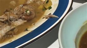 大陸上海市一名隋姓女子近日在飯店吃飯時，在魚中吃出了一個閃閃發亮的魚鉤。（圖／翻攝自微博）