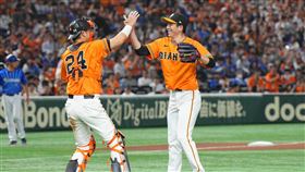 ▲戸郷翔征與大城卓三賽後祝賀。（圖／取自讀賣巨人FB）