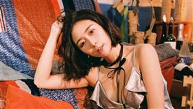 Albee自爆睡覺怪癖！「一定要夾東西在腿中間」　她一見床愣：好多工具