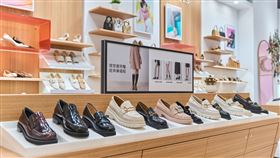 ▲「NEW STEP」集結旗下品牌高性價比與優質細膩的設計，攻佔各種年齡層與風格的女生鞋櫃。（圖／DOLCE GROUP東笙集團提供）