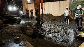 新北板橋工地塌陷路面下陷　巷道緊急封閉（圖／翻攝畫面）