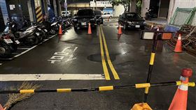 新北板橋文化路二段道路下陷（3）   新北市板橋區文化路二段一處巷弄道路，24日晚間發生道路下陷，消防局表示，範圍長寬各約4公尺，下陷約10至15公分，已經封鎖現場搶救。（新北市府消防局提供）中央社記者黃旭昇新北傳真    112年5月25日