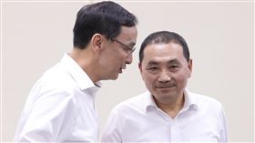 朱立倫、侯友宜握手致意備戰2024年選戰，國民黨中常會24日再提名立委參選人，黨主席朱立倫（左）和前來站台助陣的新北市長侯友宜（右）握手致意。中央社記者謝佳璋攝  112年5月24日