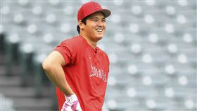 ▲紅襪教頭柯拉（Alex Cora）親自幫劉致榮向大谷翔平要簽名。（圖／美聯社／達志影像）