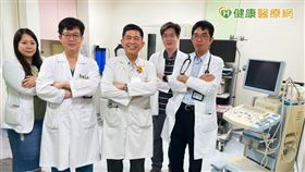 林基正副院長(中)攜手精準癌症治療中心團隊為癌友揮別肺癌陰霾。