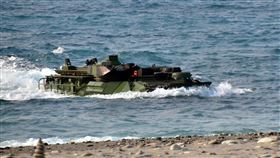AAV7兩棲突擊車  首次破浪登陸台東海灘國軍「漢光39號」演習7月登場，海軍陸戰隊19日暖身操演，首度模擬共軍從台東知本海灘進行登陸搶灘，並由戍守台東的第二作戰區執行灘岸殲敵的任務兵推；由於海象條件許可，AAV7兩棲突擊車順利搶灘登陸成功，這也是兩棲突擊車首次在台東海岸登陸。中央社記者盧太城台東攝  112年4月19日