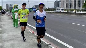 志水直樹先生（前）持續在台灣路跑中，稍早路過大港觀海橋。（圖／翻攝自臉書專頁「台南式」）