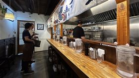 有客人上門詢問該款拉麵還能預約嗎，店員委婉回應「已經滿了、不好意思。」可見其熱度。（圖／記者簡浩正攝影）