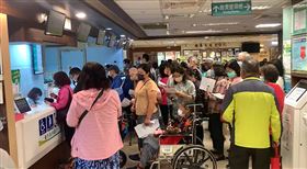 彰基，電腦大當機，大排長龍，抱怨，混亂(圖／翻攝畫面)