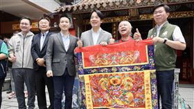 賴清德霞海城隍廟參香副總統賴清德（右3）25日前往台北霞海城隍廟參香，並與民進黨立委何志偉（左3）等人致贈廟方桌圍。中央社記者張皓安攝  112年5月25日