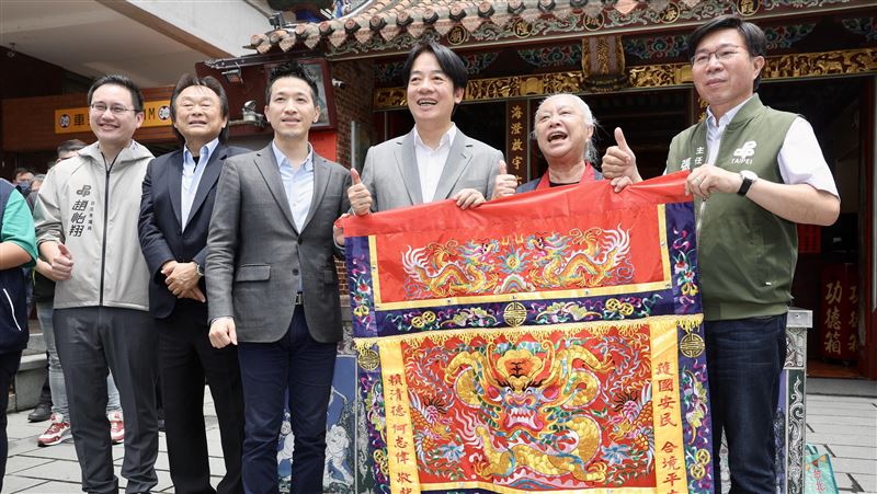 赴霞海城隍廟參香　賴清德堅定喊這句話！