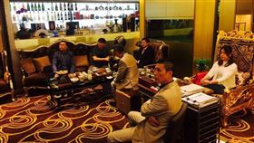 四叉貓踢爆羅明才跟詐騙主嫌秦啟松進出私人招待所。(圖/翻攝自劉宇臉書)