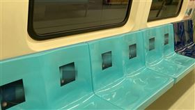 捷運車廂座位貼紙廣告惹議  北捷：代理商創意民進黨籍台北市議員陳怡君表示，近期接獲民眾反映，北捷部分列車椅背出現類似貼紙式小廣告，不但沒效益且會破壞車廂美觀。台北捷運公司2日指出，列車椅背貼是廣告代理商依契約規定所提創意廣告方式。（陳怡君辦公室提供）中央社記者劉建邦傳真  111年7月2日