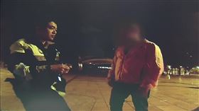 俄男被攔求饒無效.. 酒測變臉罵警