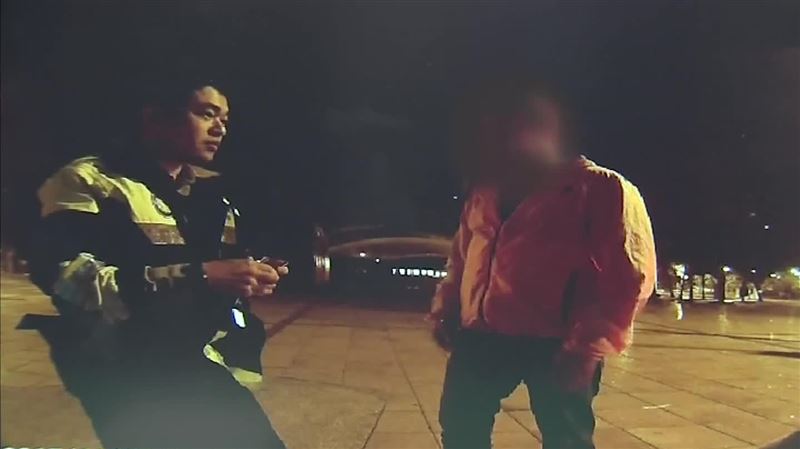 驚呆！他喝茫騎車被警攔　竟當眾脫褲大便