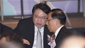 林右昌、蔡清祥出席歐洲日晚宴  交換意見im.B詐騙案風暴延燒，前時代力量立委黃國昌在臉書貼出內政部長林右昌（左）過去與詐騙主嫌合影照片。林右昌25日晚間回應指出，那是在2022年基隆城市博覽會的合照，當時跟很多人都有合影，請外界勿政治操作。圖為林右昌（左）在2023歐洲日晚宴與法務部長蔡清祥（右）交換意見。中央社記者徐肇昌攝  112年5月25日