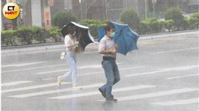 ▲隨著夏天來臨，颱風季也即將到來，除了做好防颱準備，也要留心氣壓、溫度變化會誘發心血管疾病。（示意圖／CTWANT）