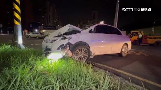 轎車急閃衝安全島　騎士駕駛皆送醫