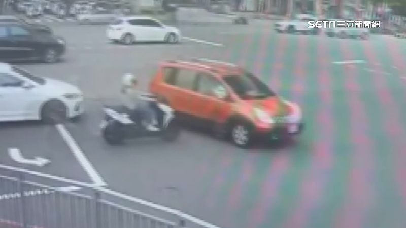 快車道違規跨道右轉　害女騎士迎面撞上