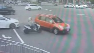 快車道違規跨道右轉　害女騎士迎面撞上