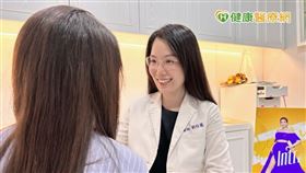 劉怡慧醫師指出，三四十歲女性常因細紋、魚尾紋前來諮詢。職業婦女壓力大，常關注「皺眉紋」及眉心細紋問題。