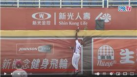 ▲樂天桃猿外野手成晉飛球接成2分砲。（圖／翻攝自CPBLTV）