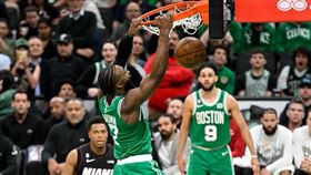 波士頓賽爾提克布朗（Jaylen Brown）飛身雙手爆扣。（圖／翻攝自塞爾提克推特）