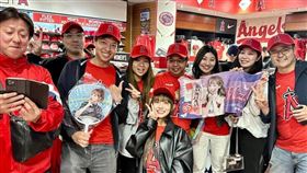 林襄人氣夯到美國！天使球場被粉絲圍觀　兩性作家見證「狂拍」奇景（翻攝自樂天女孩臉書）