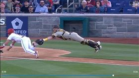 ▲教士捕手蘇利文（Brett Sullivan）超神觸殺。（圖／翻攝自MLB官網）