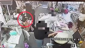 北市潘女在五分埔商圈竊取顧客皮夾遭店員制止並報案。（圖／翻攝畫面）