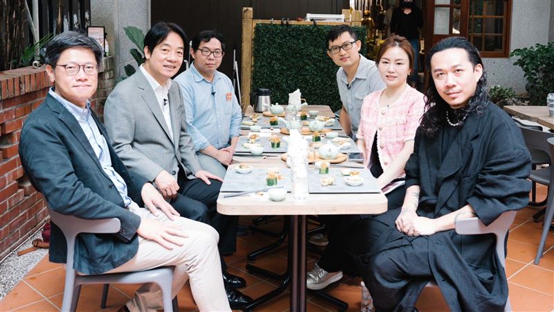 高人氣！賴清德訪迪化街民眾喊「賴總統」