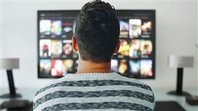不少人提到，大尺寸的電視連接網路影音串流平台，觀影方面更加舒適（圖／翻攝自pixabay） 