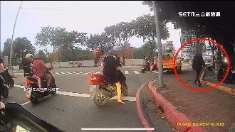 「不滿對方言行」　騎士持安全帽猛K路人