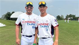亞洲盃慢壘賽台灣勝新加坡  陳品學開轟首屆亞洲盃男女混合慢速壘球賽24日在泰國開打，台灣隊首戰以12比5擊敗新加坡，其中前職棒選手陳品學（左）還有全壘打演出。右為台灣隊選手沈彥丞。（陳品學提供）中央社記者楊啟芳傳真  112年5月24日