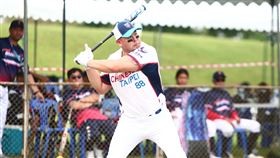 ▲前富邦悍將投手陳品學改打慢壘炸裂雙響砲。（圖／翻攝自泰國壘球總會臉書）