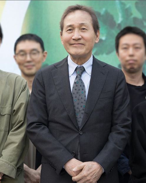 安聖基2023年出席野花電影獎,獲頒成就獎。(圖/翻攝自IG @artistcompanyofficial)