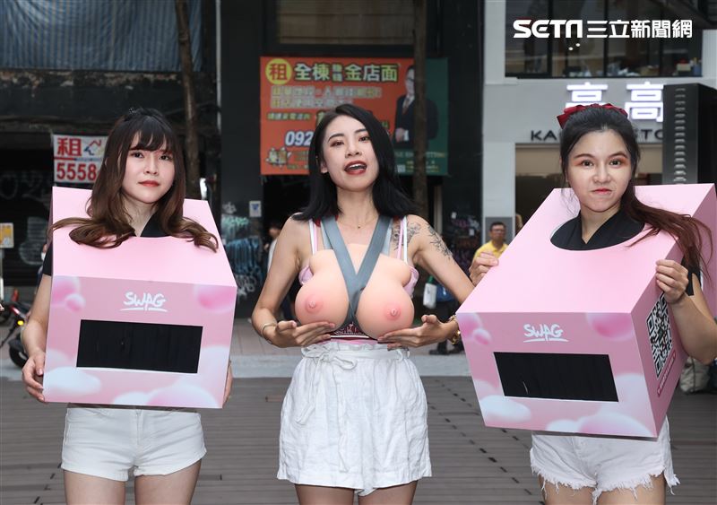 SWAG 輔導長內內「愛乳多一點」乳癌防治宣導。（記者邱榮吉/攝影）