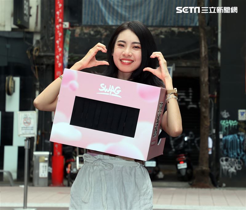 SWAG 輔導長內內「愛乳多一點」乳癌防治宣導。（記者邱榮吉/攝影）