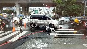 台中潭子廂型車、機車碰撞  騎士傷重