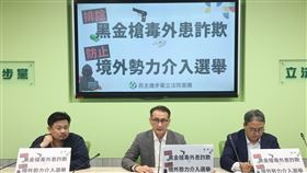 民進黨立院黨團說明選罷法修正內容選罷法新增排黑條款26日正式三讀通過，民進黨立法院黨團傍晚召開「排除黑金槍毒外患詐欺，防止境外勢力介入選舉」記者會，黨團幹事長鄭運鵬（中）、副幹事長洪申翰（左）等人會中說明選罷法相關修正內容。中央社記者吳家昇攝  112年5月26日