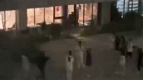 情侶教室激戰「以為沒人看到」！窗外全被看光光　吸大票同學圍觀。（圖／翻攝自微博）