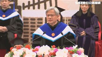 黃仁勳一句話引爆翻譯大戰！口譯員怒扭曲