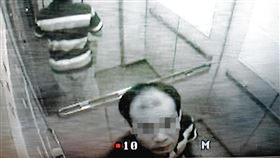 　▲監視器拍下陳男搭電梯準備行竊的身影。（翻攝畫面）