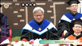 輝達創辦人黃仁勳今（27）現身台大畢業典禮致詞。（圖／台大提供）