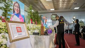 0527蔡英文親頒褒揚令，表彰靜宜大學林淑雅老師致力推動人權及原住民族公共事務的付出及貢獻（圖／總統府提供）