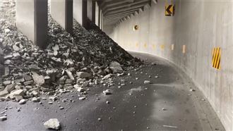 台東南橫明隧道發生邊坡落石！驚險畫面曝